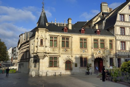France, Seine-Maritime (76), Rouen, place de la Pucelle, Hôtel de Bourgtheroulde a été bati dans la première moitié du XVIe siècle par Guillaume Le Roux et présente les influences conjointes du gothique flamboyant et de la Renaissance