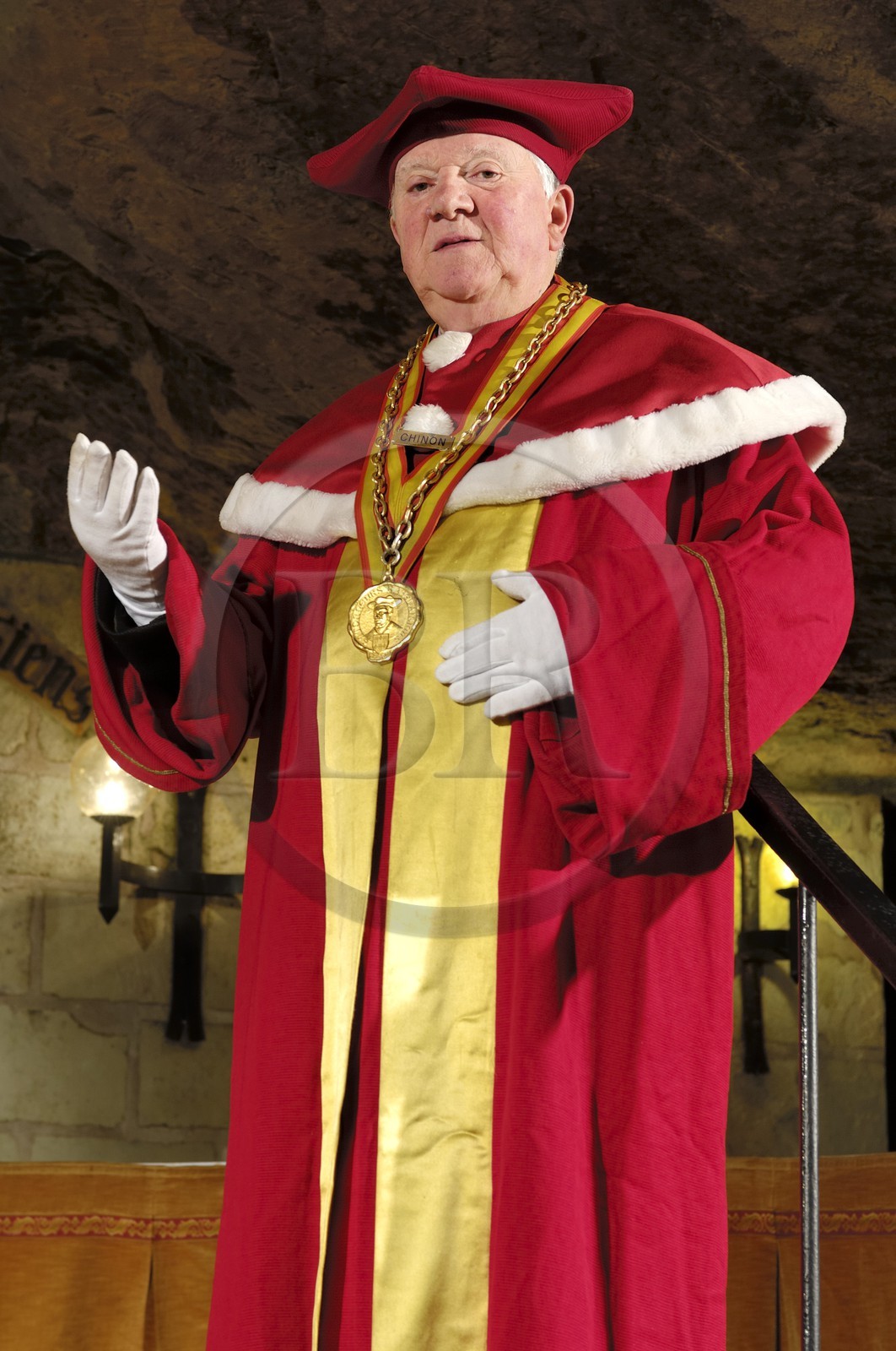 France, Indre et Loire (37), Chinon, les Caves Painctes, confrérie des bons entonneurs rabelaisiens lors du Chapitre de la Fleur, le grand prieur Jean Méré