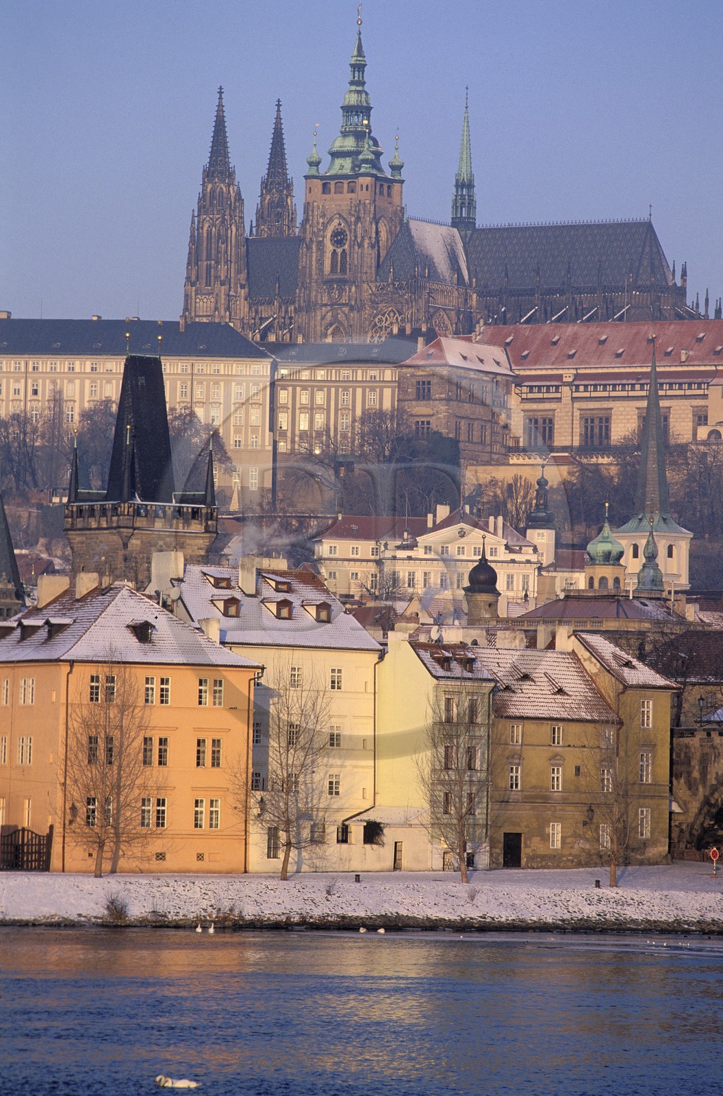 République Tchèque, Prague, la cathédrale Saint Guy dans le château et la rive de la Vltava à Mala Strana