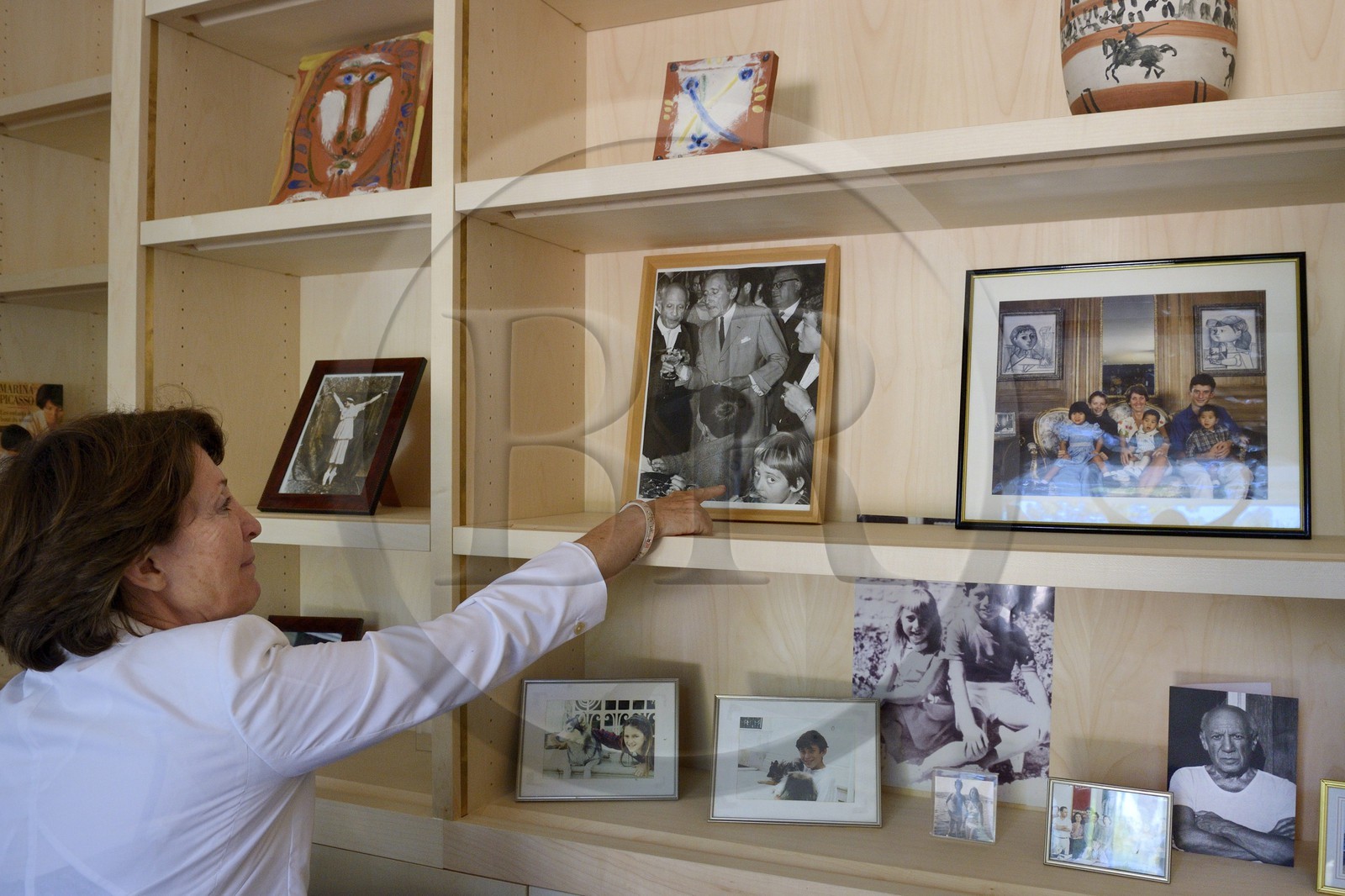 France, Alpes-Maritimes (06), Cannes, la villa La Californie où vécu Pablo Picasso, aujourd'hui renommé le Pavillon de Flore par Marina Picasso, Marina Picasso petite fille de Picasso montre une photo la représentant enfant en compagnie de Pablo Picasso et de Jean Cocteau