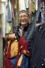 France, Haute-Loire (43), Le Puy-en-Velay, Théatre de l'Alauda, le metteur en scène et créateur de la fête du Roi de l’Oiseau Jean-Louis Roqueplan dans la salle des costumes