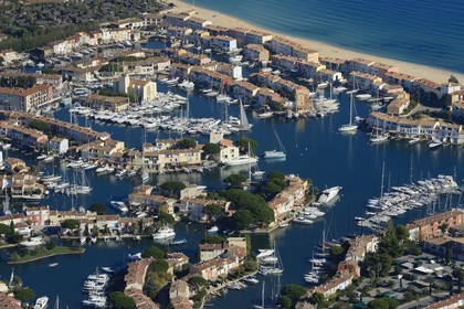 France, Var (83), golfe de Saint-Tropez, la cité lacustre de Port-Grimaud (vue aérienne)
