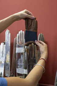 France, Aveyron (12), Maison Fabre (Ganterie Fabre), manufacture de gants familiale fondée en 1924, fabrication de gant avec conducteur de chaleur appelés mains chaudes dans l'atelier