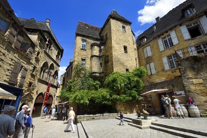 France, Dordogne (24), Périgord Noir, vallée de la Dordogne, Sarlat-la-Canéda, Place du marché aux oies, les oies statue par Lalanne, en arrière-plan l'Hotel de Vassal du XVème siècle