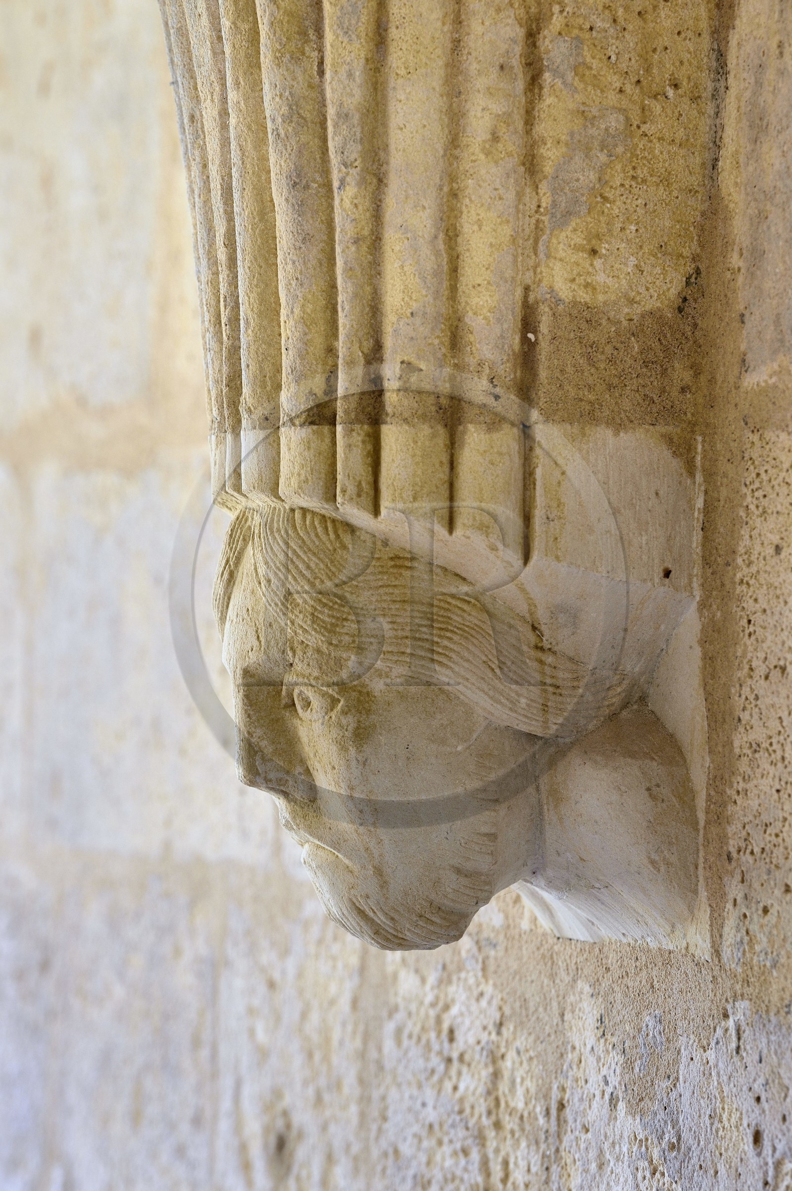 France, Charente-Maritime (17), l'ancien prieuré Saint-Jean-l'Evangéliste de Trizay appelé abbaye de Trizay abrite un centre d'art contemporain, tête support de colonne dans la salle capitulaire