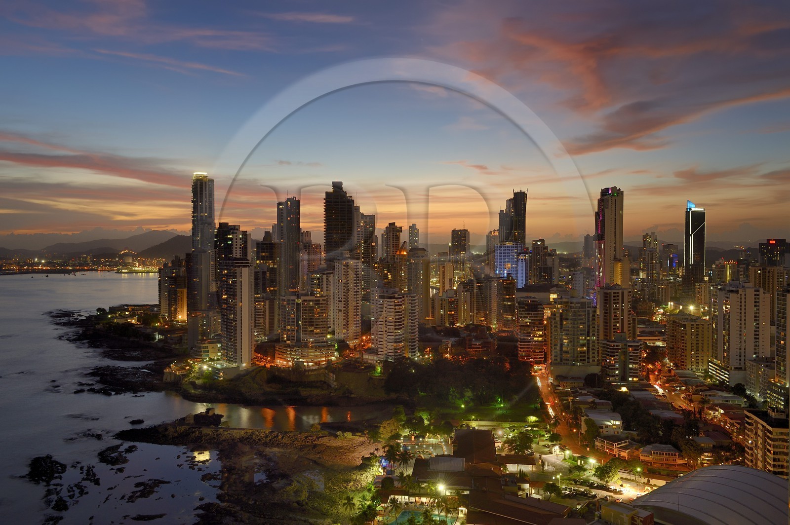Panama, Panama City, les gratte-ciels du quartier de front de mer de Punta Paitillia après le coucher de soleil