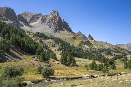 France, Hautes Alpes (05), le Briançonnais, Névache, vallée de la Clarée, la rivière La Clarée au pont du Moutet, le massif des Cerces et les pointes de la Main de Crépin (2942m) en arrière-plan