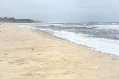 Gabon, province de Ogooué- Maritime, Parc National du Loango, l'océan Atlantique à l'embouchure de la lagune Iguéla