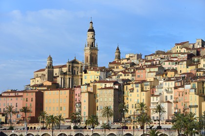 France, Alpes-Maritimes (06), Menton, la vieille ville dominée par la Basilique Saint Michel