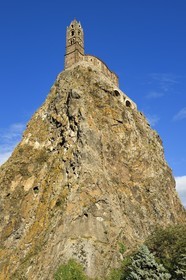 France, Haute-Loire (43), Aiguilhe, commune limitrophe du Puy-en-Velay, étape classée Patrimoine Mondial de l'UNESCO dans le cadre des chemins de Compostelle, la Chapelle Saint-Michel d'Aiguilhe perchée sur un piton volcanique