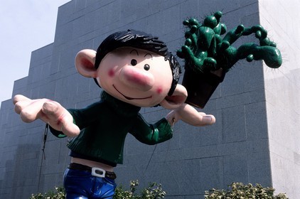 Belgique, Bruxelles, statue géante de Gaston Lagaffe près du musée de la Bande Dessinée