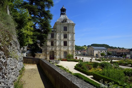 France, Dordogne (24), Brantôme, l'abbaye bénédictine Saint-Pierre de Brantôme à gauche et l'ancienne église paroissiale à droite