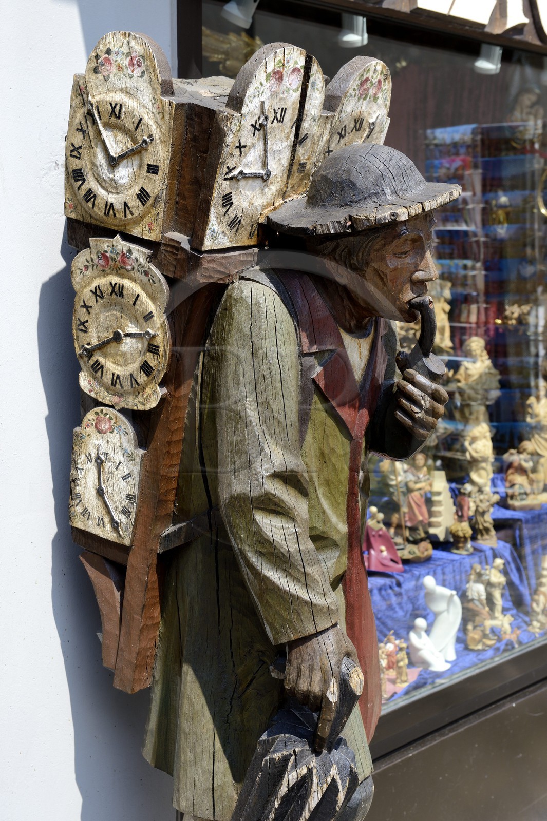 Allemagne, Bade-Wurtemberg, Fribourg en Brisgau, colporteur d'horloge typique de la région de la Forêt Noire