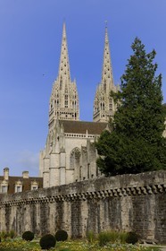 France, Finistère (29), Quimper, les anciens remparts sur le Bvd Amiral de Kuerguelen et la cathédrale Saint-Corentin