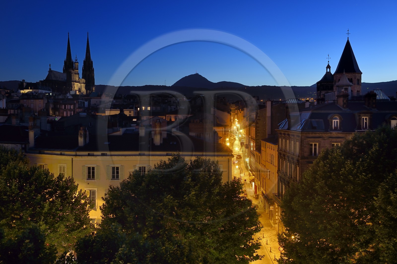 France, Puy-de-Dôme (63), Clermont-Ferrand, la rue du Port entre la cathédrale Notre-Dame de l'Assomption à gauche et la basilique Notre-Dame-du-Port à droite, en arrière plan l'ancien volcan le Puy de Dome