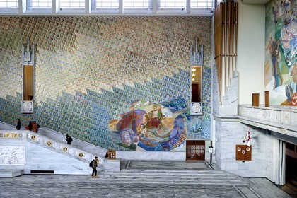 Norvège, Oslo, l'hotel de ville (Radhuset), salle principale qui accueille la cérémonie du prix Nobel de la paix, fresques avec des motifs tirés de l'histoire, de la culture et du monde du travail norvégien