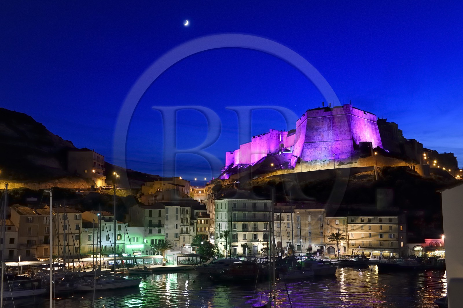 France, Corse-du-Sud (2A), Bonifacio, le port dominé par la citadelle dans la ville haute