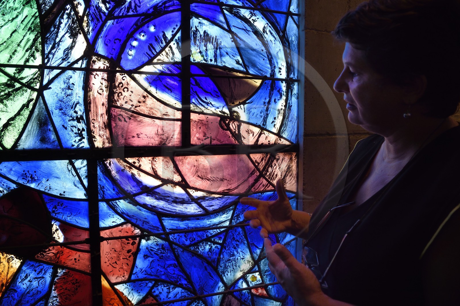 France, Alpes-Maritimes (06), Nice, musée national Marc Chagall de l'architecte André Hermant et créé à l'initiative d'André Malraux, Anne Dopffer, directrice des musées nationaux des Alpes-Maritimes et le vitrail illustrant la Création du Monde dans l'auditorium