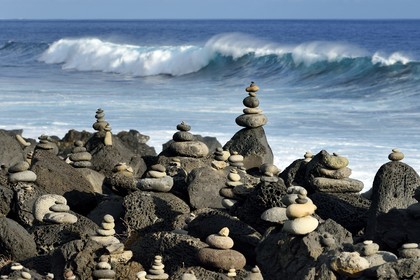 France, Ile de la Reunion, L'Etang Salé les Bains, la côte entre Le Gouffre et l'Etang du Gol, cairns de galets de roches noires basaltiques d'origine volcanique