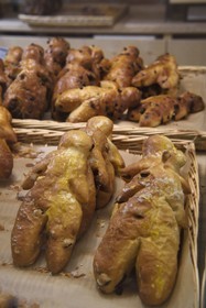 France, Haut-Rhin (68), Kaysersberg, boulangerie l'Enfariné, les brioches appelés Manalas (Mannele) sont une spécialité alsacienne
