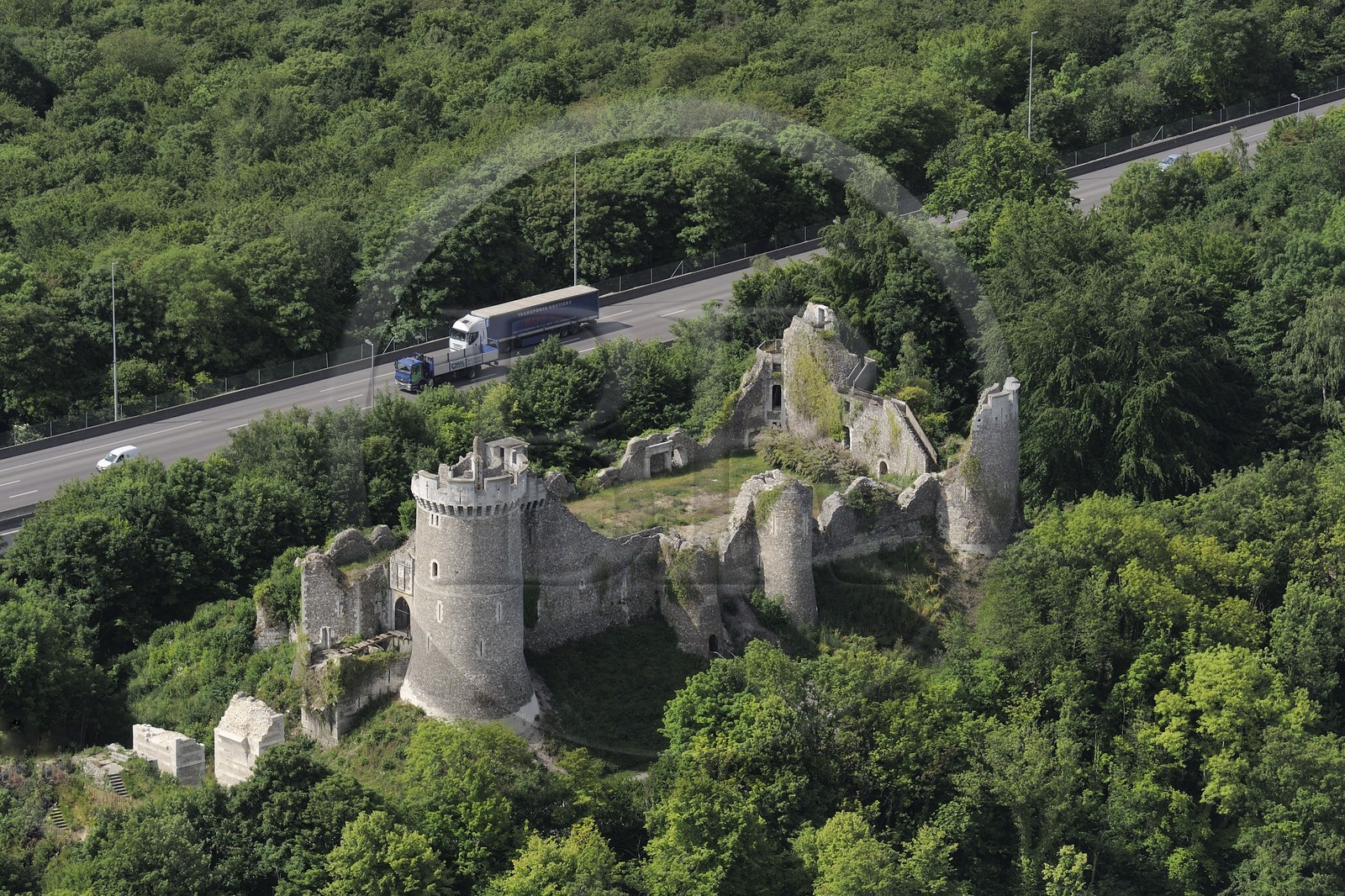 France, Seine-Maritime (76), Moulineaux, Château de Robert le Diable le long de l'Autoroute A13 (vue aérienne)