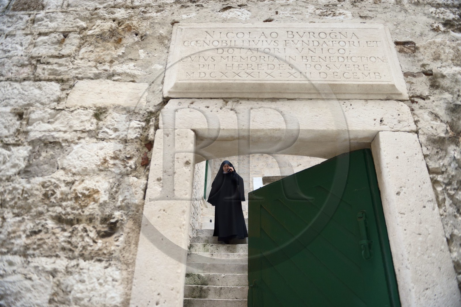 Croatie, Dalmatie, côte dalmate, Sibenik, Couvent Sainte-Lucie (samostan sv. Luce), nonne au téléphone venant à la porte principale, soeur Fortunata