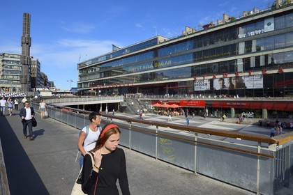 Suède, Stockholm, le Kulturhuset (Maison de la culture) sur la place Sergels Torg et le Kristallvertikalaccent, obélisque de verre de 37 mètres du sculpteur Edvin Öhrström