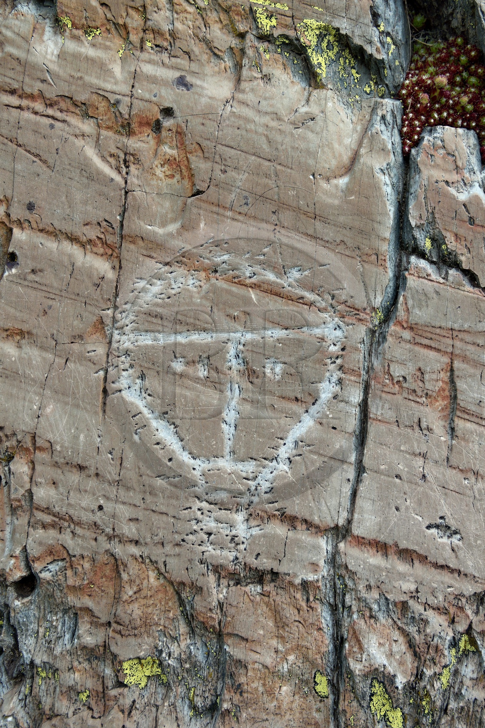 France, Alpes-Maritimes (06), parc national du Mercantour, vallée des Merveilles parsemée de milliers de gravures rupestres de l'Age de bronze, figure corniforme anthropomorphisée gravée sur la roche dite du Christ
