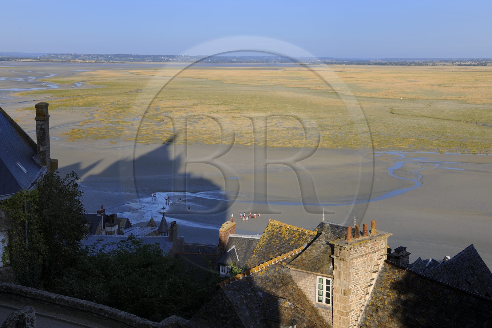 France, Manche (50), Mont-Saint-Michel, classé Patrimoine Mondial de l'UNESCO, l'ombre de l'abbaye sur la baie et les près salés à l'Est