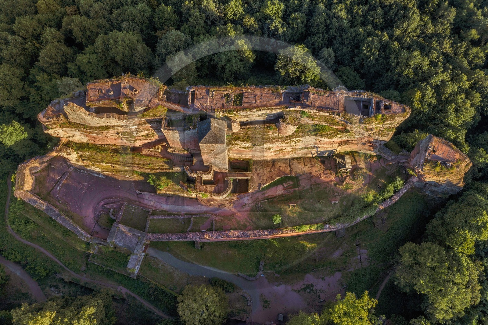 France, Bas-Rhin (67), Parc naturel régional des Vosges du Nord, Lembach, chateau de Fleckenstein (vue aérienne)