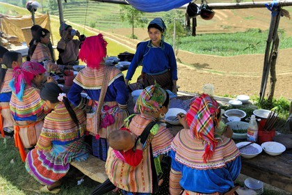 Vietnam, province de Lao Cai, région de Bac Ha, marché de Can Cau, femmes de la minorité Hmong Fleur assises dans un restaurant