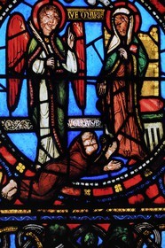 France, Seine-Saint-Denis (93), Saint-Denis, la basilique de Saint-Denis, détail d'un vitrail du 12ème siècle où l'Abbé Suger s'est fait représenter au pied de la Vierge