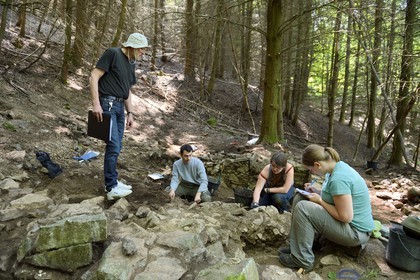 France, Haut-Rhin (68), Sainte-Marie-aux-Mines, champ de fouilles archéologiques d'une forge et habitation en bordure d'une mine d'argent à Berg Armo