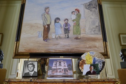 France, Alpes-Maritimes (06), Cannes, la villa La Californie où vécu Pablo Picasso, aujourd'hui renommé le Pavillon de Flore par Marina Picasso, le salon, tableau de Pablo Picasso intitulé La Famille et en dessous les photos de la famille de Marina Picasso