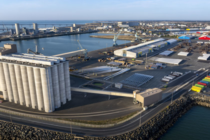 France, Charente-Maritime (17), La Rochelle, le Port Atlantique La Rochelle, port de commerce La Pallice(vue aérienne)