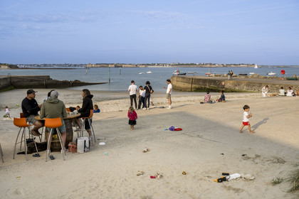 France, Morbihan (56), rade de Lorient, Larmor-Plage, Pointe des Blagueurs à l'extrémité de la plage de Port-Maria et Port-Louis en arrière plan