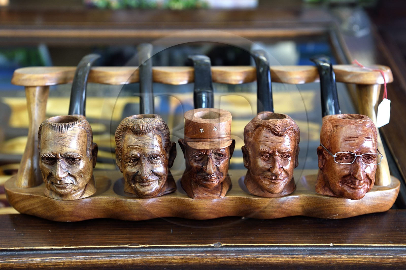 France, Var (83), Presqu'Ile de Saint-Tropez, Cogolin, fabricant de pipes Courrieu, pipes en racine de bruyère, modèles représentant 5 présidents de la République Française, Pompidou, Sarkozy, De Gaulle, Macron et Hollande