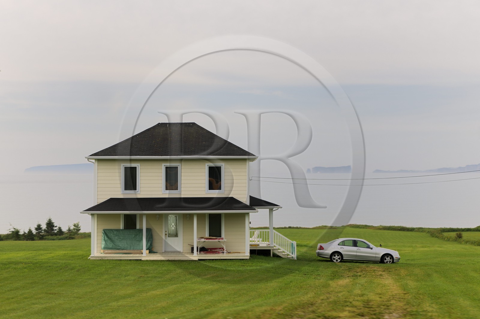 Canada, province de Québec, Gaspésie, le Rocher Percé en arrière plan de la maison