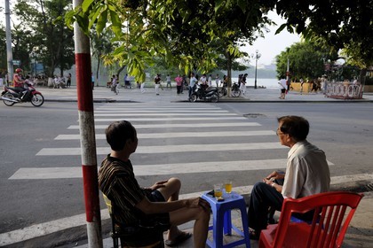 Vietnam, Hanoï, vieille ville, lac Hoan Kiem appelé le petit lac ou lac de l'épée restituée, thé du petit matin sur le trottoir