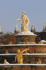 France, Yvelines (78), parc du château de Versailles sous la neige, classé Patrimoine Mondial de l'UNESCO, le Bassin de Latone