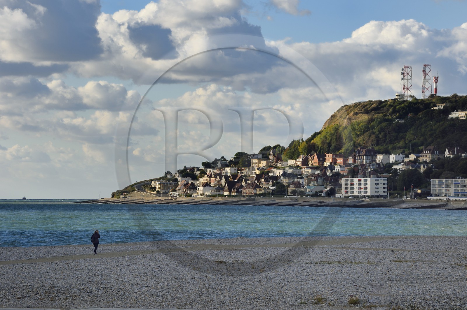 France, Seine-Maritime (76), la commune de Sainte-Adresse voisine du Havre, la grande plage de galets du Havre au premier plan