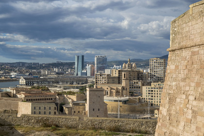 France, Bouches-du-Rhône (13), Marseille, le Fort Saint Jean à l'entrée du Vieux Port vu depuis la Citadelle de Marseille (Fort Saint-Nicolas, le haut fort appelé fort d’Entrecasteaux), la tour CMA CGM et tour La Marseillaise en arrière plan