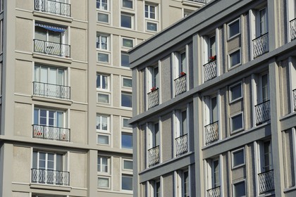 France, Seine-Maritime (76), Le Havre, Centre-ville reconstruit du Havre par Auguste Perret classé Patrimoine Mondial de l'UNESCO, détail de la façade des immeubles Perret de la Porte Océane au bout de l'avenue Foch