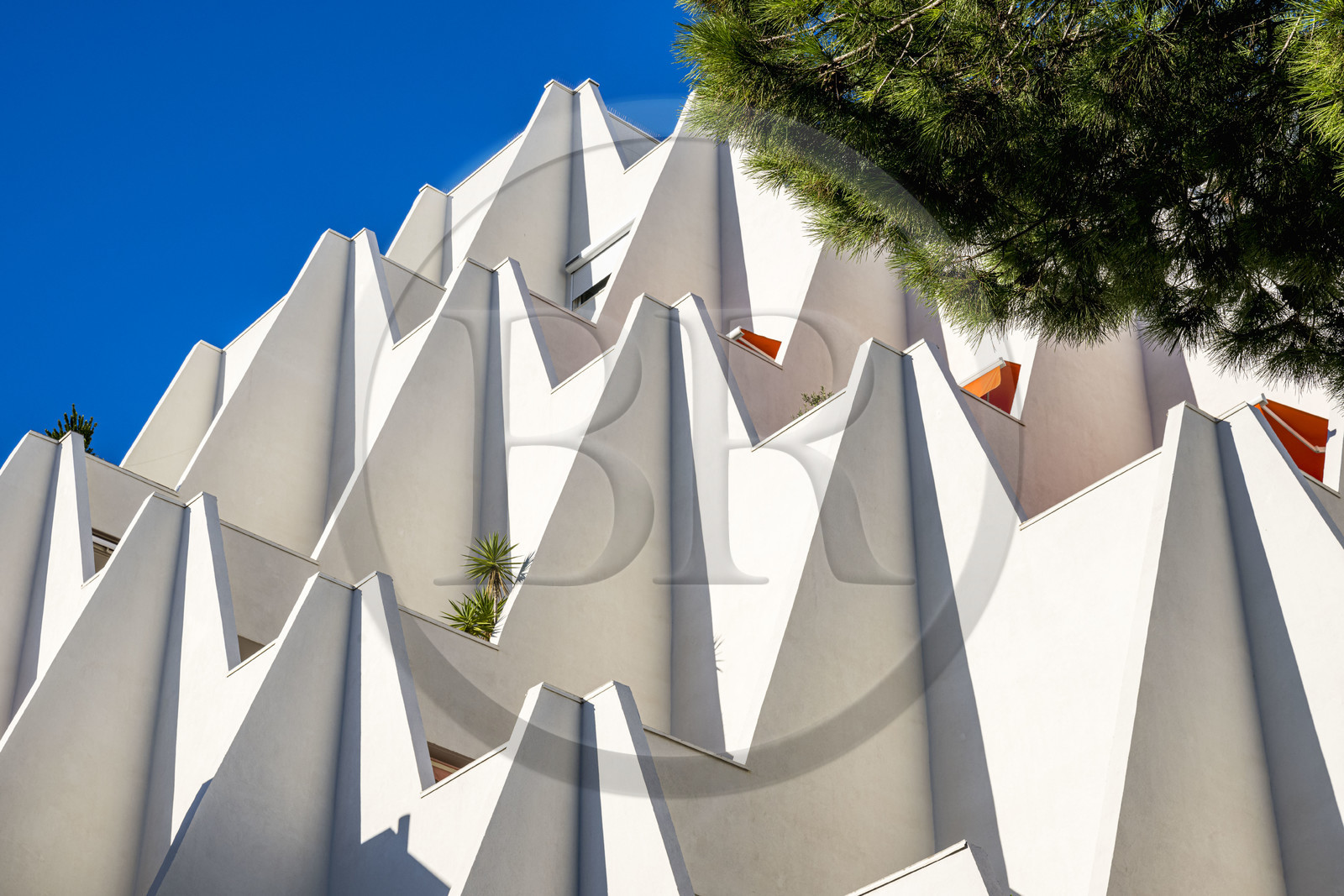 France, Hérault (34), La Grande-Motte, labellisé patrimoine du XXème siècle, quartier du Levant à l'Est du port, l'immeuble Le Babylone des architectes Henri Castella et Vignal