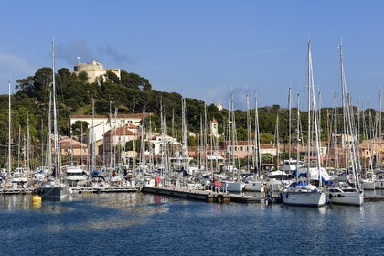France, Var (83), Iles d'Hyères, parc national de Port Cros, Ile de Porquerolles, le port de Porquerolles dominé par le Fort Sainte-Agathe