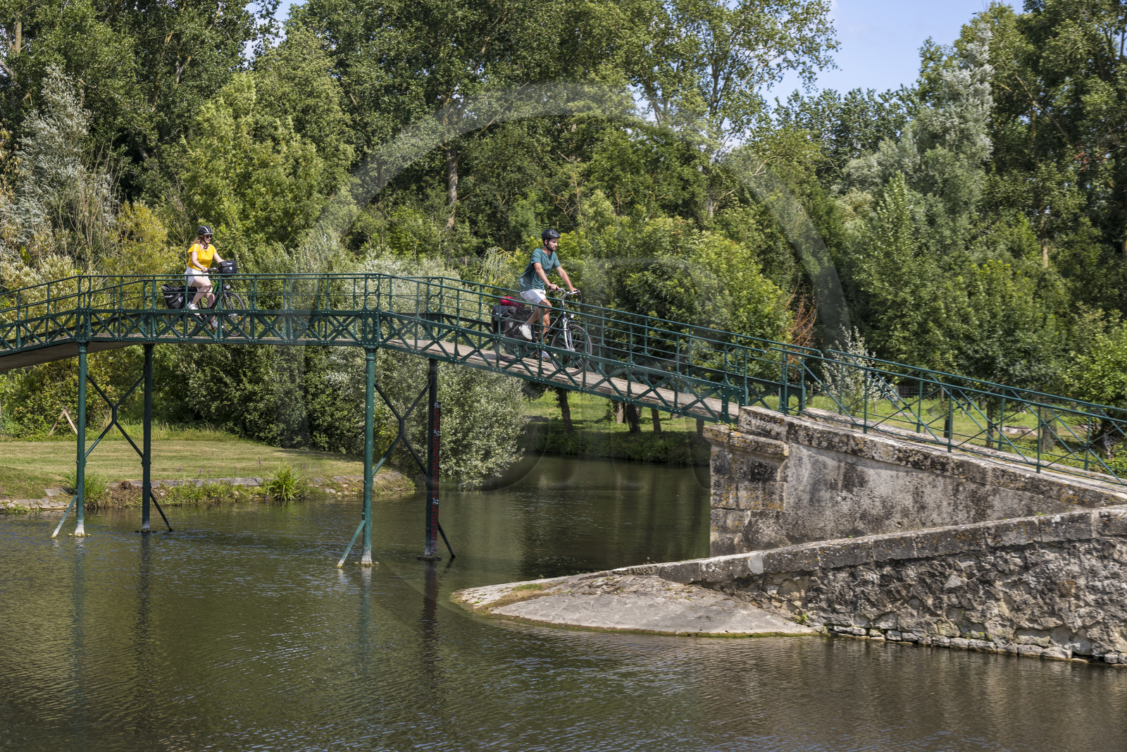 France, Deux-Sèvres (79), le Marais Poitevin, la Venise Verte, Le Vanneau-Irleau, randonnée à bicyclette le long des canaux et passage d'une passerelle