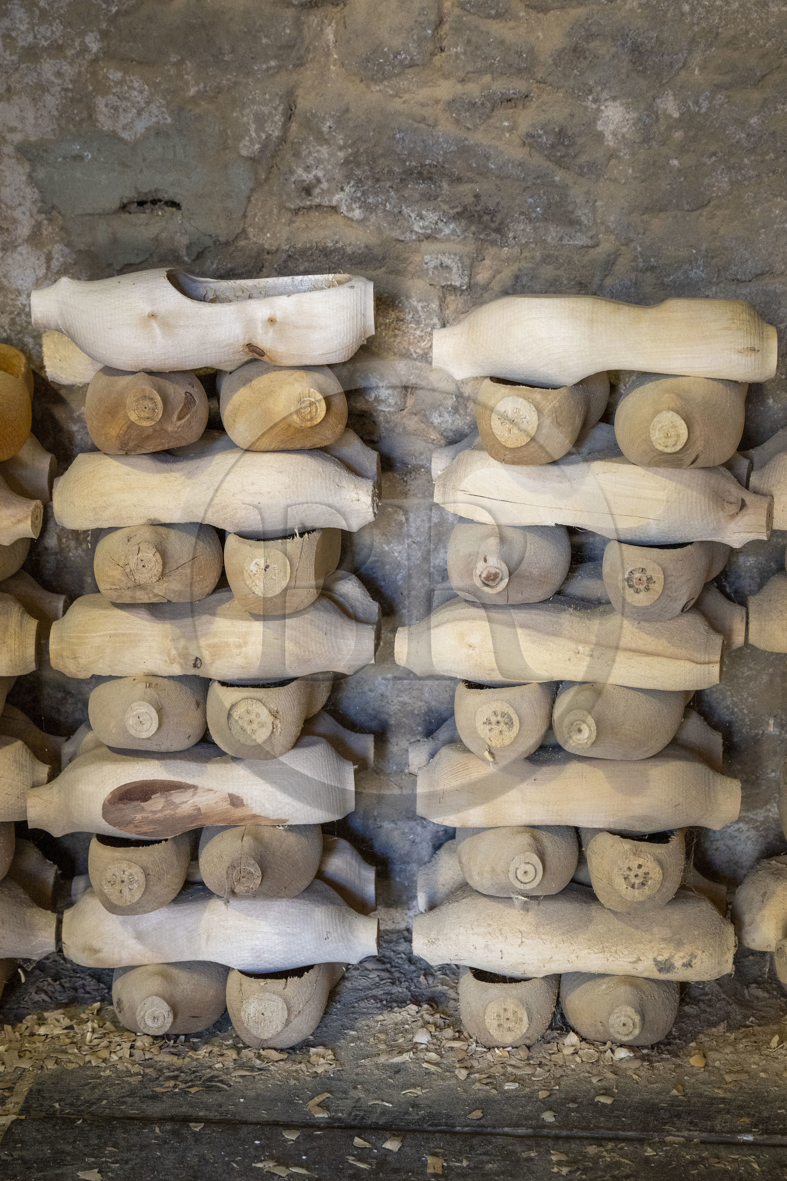 France, Nièvre (58), Parc naturel régional du Morvan, Gouloux, établissement Marchand (scierie, saboterie et boissellerie), sabots en bois de bouleau dans l'atelier de la saboterie