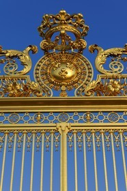 France, Yvelines (78), château de Versailles, classé Patrimoine Mondial de l'UNESCO, détail de la grille royale dessinée par Mansart séparant la cour royale restaurée en juin 2008