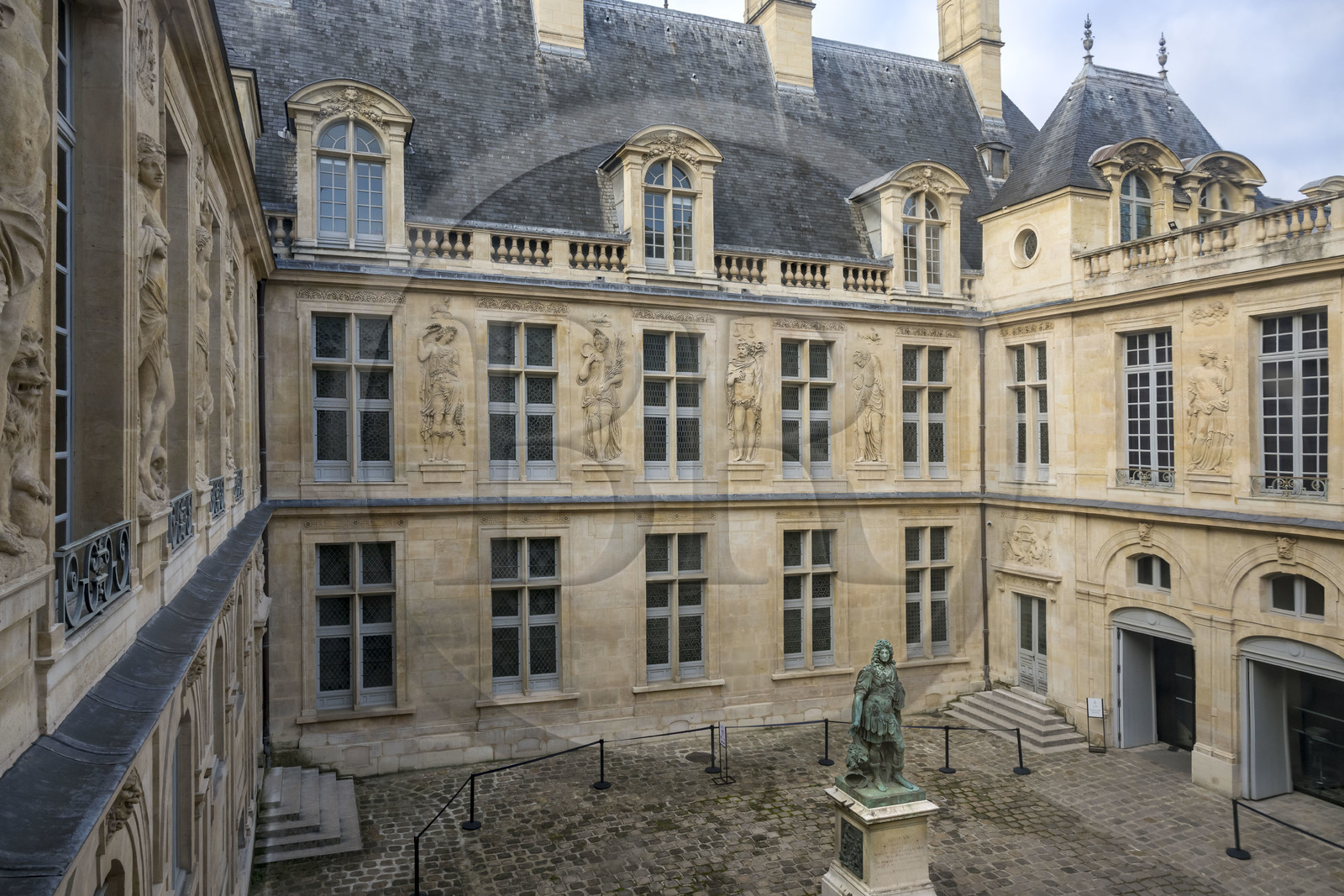 France, Paris (75), quartier du Marais, Musée Carnavalet, statue de Louis XIV en pied dans la cour d'honneur, oeuvre d’Antoine Coysevox