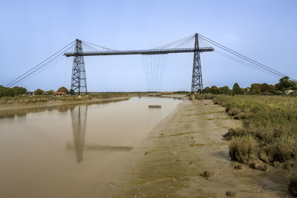 France, Charente-Maritime (17),  Rochefort, le pont transbordeur de Rochefort (ou Martrou) construit par Ferdinand Arnodin en 1900, la nacelle est en translation au dessus du fleuve Charente